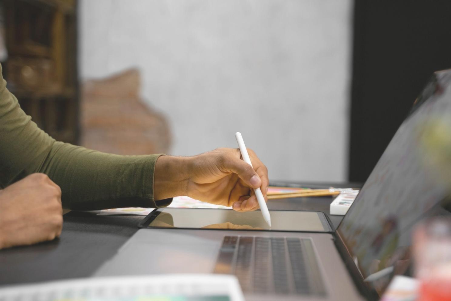 Команда финансовых экспертов Leadsfulling работает над анализом корпоративных данных